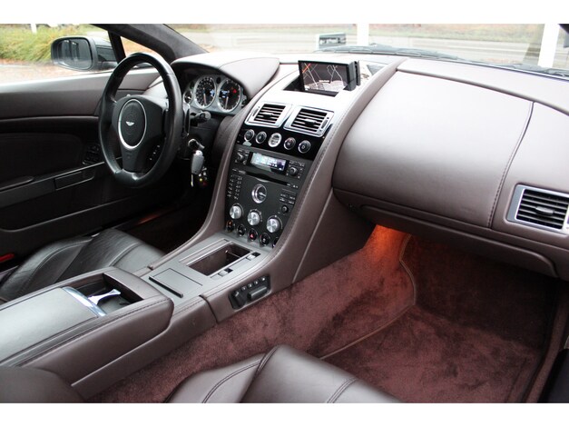 Aston Martin-V8 Vantage