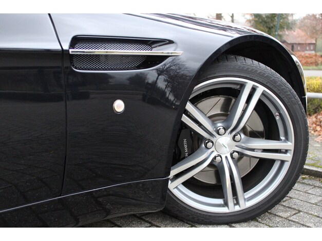 Aston Martin-V8 Vantage
