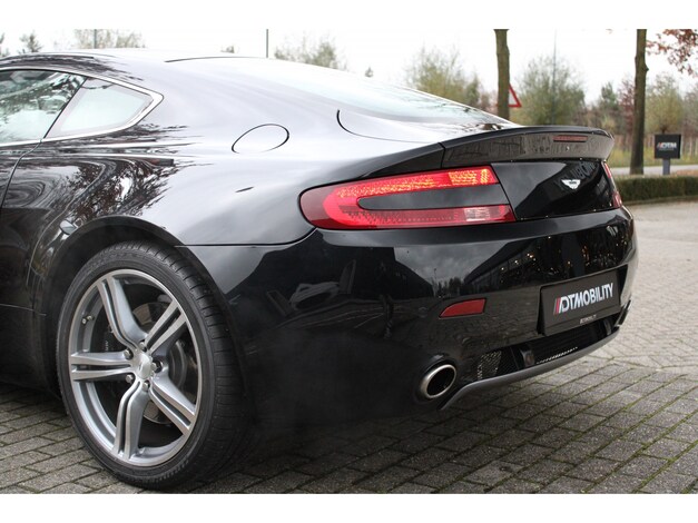 Aston Martin-V8 Vantage