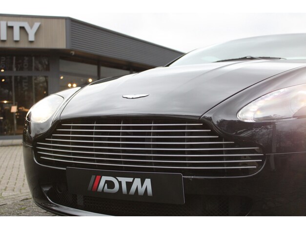 Aston Martin-V8 Vantage