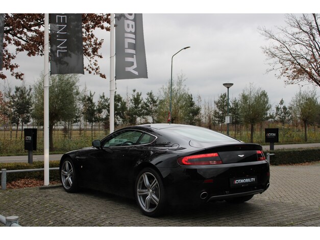 Aston Martin-V8 Vantage