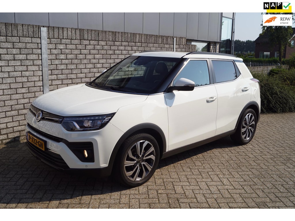 SsangYong Tivoli 1.5 T-GDI 2WD Quartz 163PK Navi Camera Half Leder Stoel/Stuur Verw Clima Cruise Apple Carplay 2x PDC LMV18 Trekh