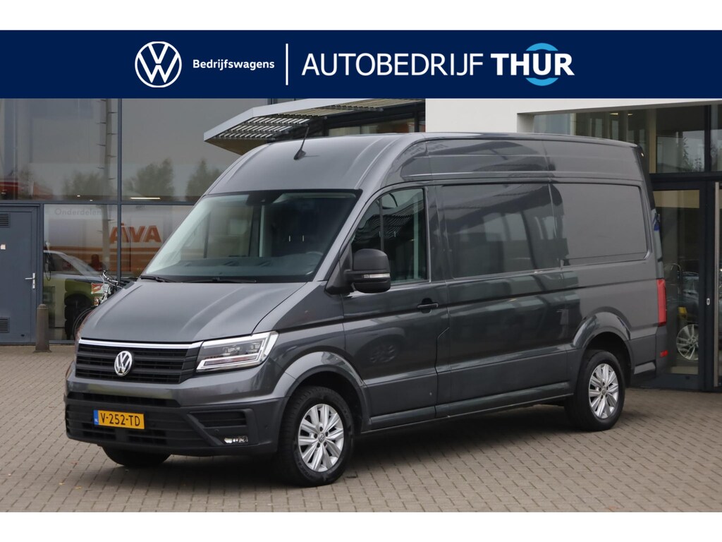 Volkswagen Crafter 35 2.0 TDI L3H3 Highline 140PK / 103kW DSG, NL auto, nieuw door ons geleverd en onderhouden, trekhaak (vaste kogel), LED koplampen, 17" LMV, achteruitrijcamera (Rear View), verwarmbare voorruit, 3 zitplaatsen, parkeersensoren voor en achter (PDC), multifunctioneel stuurwiel, navigatie, DAB+, Apple Carplay & Android Auto, elektrisch verstel-, verwarm- en inklapbare buitenspiegels, ErgoActive bestuurdersstoel met massagefunctie etc.