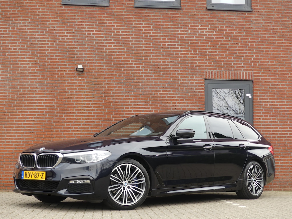 BMW 5-Serie Touring 530i M-Sport / Carbon zwart / Dealer onderhouden