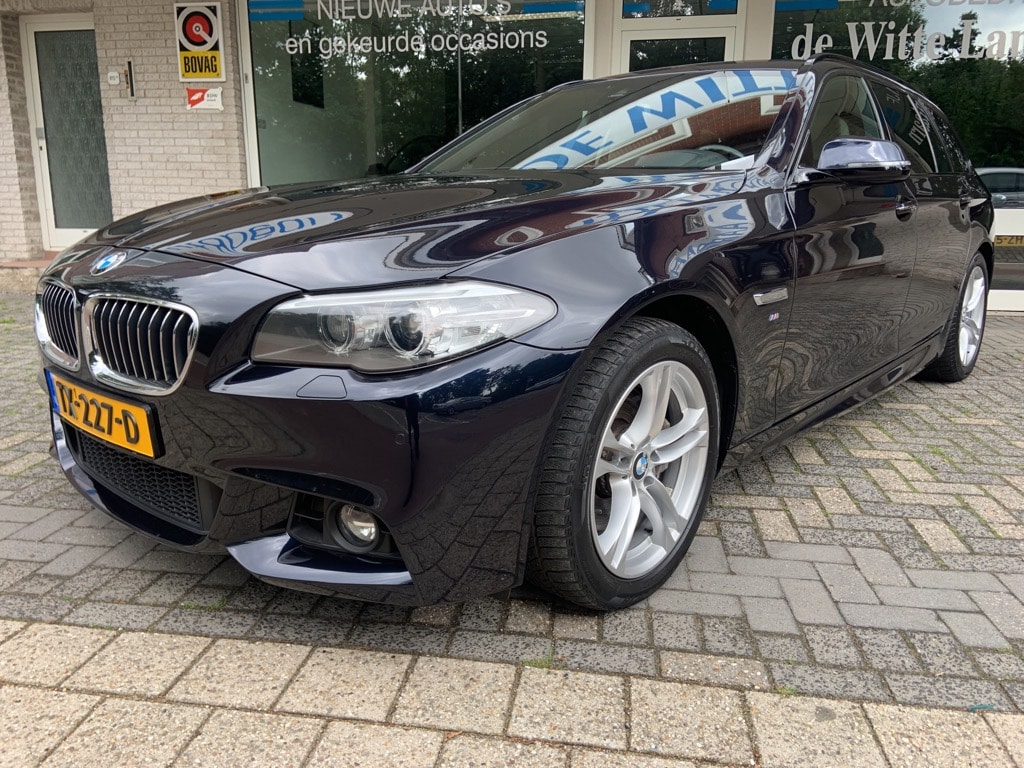 BMW 5-Serie TOURING 535 XI/AWD/HIGH EXECUTIVE/M PAKKET LUCHTVERING/LEDEREN BEKLEDING/CLIMATE CONTROLE/NAVI FULL MAP/COMFORTSTOELEN MET MEMORY EN STOELVERWARMING/ACHTERUITRIJ CAMERA/BI-XENON/CRUISE CONTROLE/PARKEERSENSOREN V+A LEKTRISCH BEDIENBARE ACHTERKLEP/MULTIFUNCTIONEEL STUUR/ZWENKBARE TREKHAAK