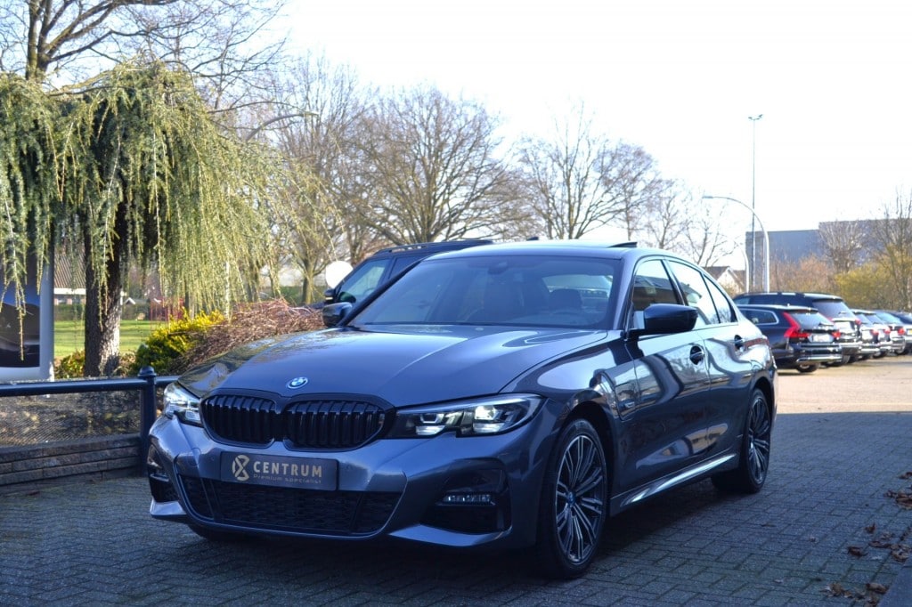 BMW 3-Serie 320e M-Sport / Pano / Keyless