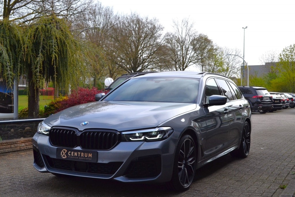 BMW 5-Serie 530d xDrive M-Sport / Pano / standkachel / vol