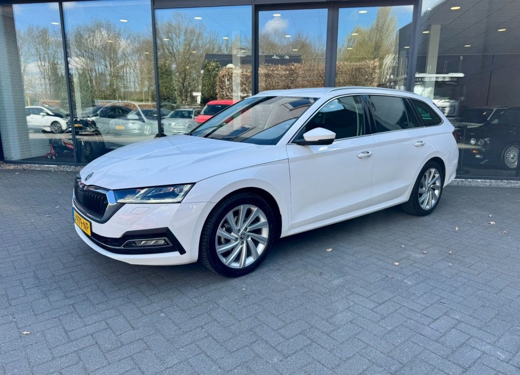 Skoda Octavia 1.5 TSI First Ed. Nw. Model,Crystal LED,Virtual,Lane Ass.,Carpla
