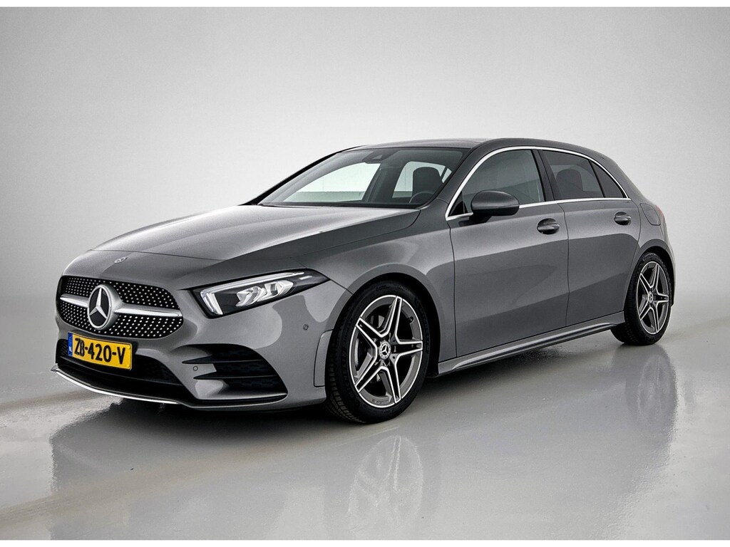 Mercedes-Benz A-klasse 180 Business Solution AMG Automaat (PANORAMADAK, TREKHAAK ELEKT. WEGKLAPBAAR, CAMERA, STOELVERWARMING)