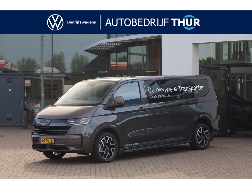 Volkswagen e-Transporter 32 L2H1 Bulli 64 kWh 286PK / 210kW, Achteruitrijcamera (Area View), LED Matrix IQ.Light, verwarmbare voorstoelen, Apple Carplay & Android Auto, achteruitrijcamera, adaptive cruise control met Stop & Go, navigatie, dynamische grootlichtassistent, volledig digitaal instrumentenpaneel, Keyless Enrty & Start, verwarmbare voorruit, alarm klasse III, elektrische schuifdeur rechts met sluithulp, trekhaak, dodehoekdetectie met correctie (Side Assist), warmtepomp, passagiersstoel, 18'' LMV 'Montreal'