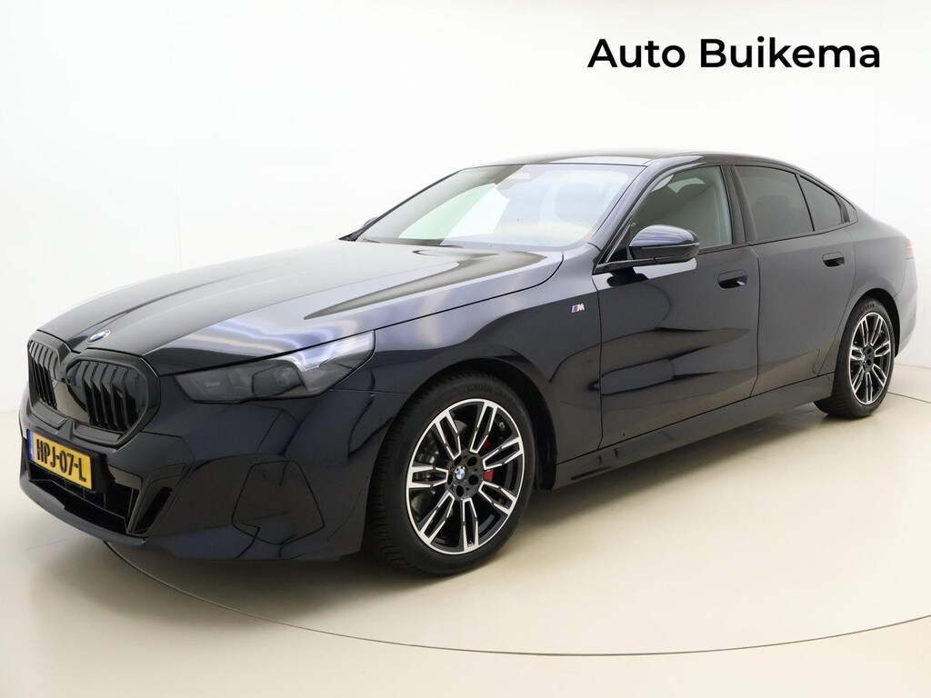 BMW 5-Serie 520d M Sport Pro -Stoelventilatie -Harman/Kardon -Verwarmd Stuur -Iconic Glow -Drive Recorder -Standkachel -Driving Ass Plus -Live Cockpit Prof -M Sportrem Rood -Comfortstoelen Memory