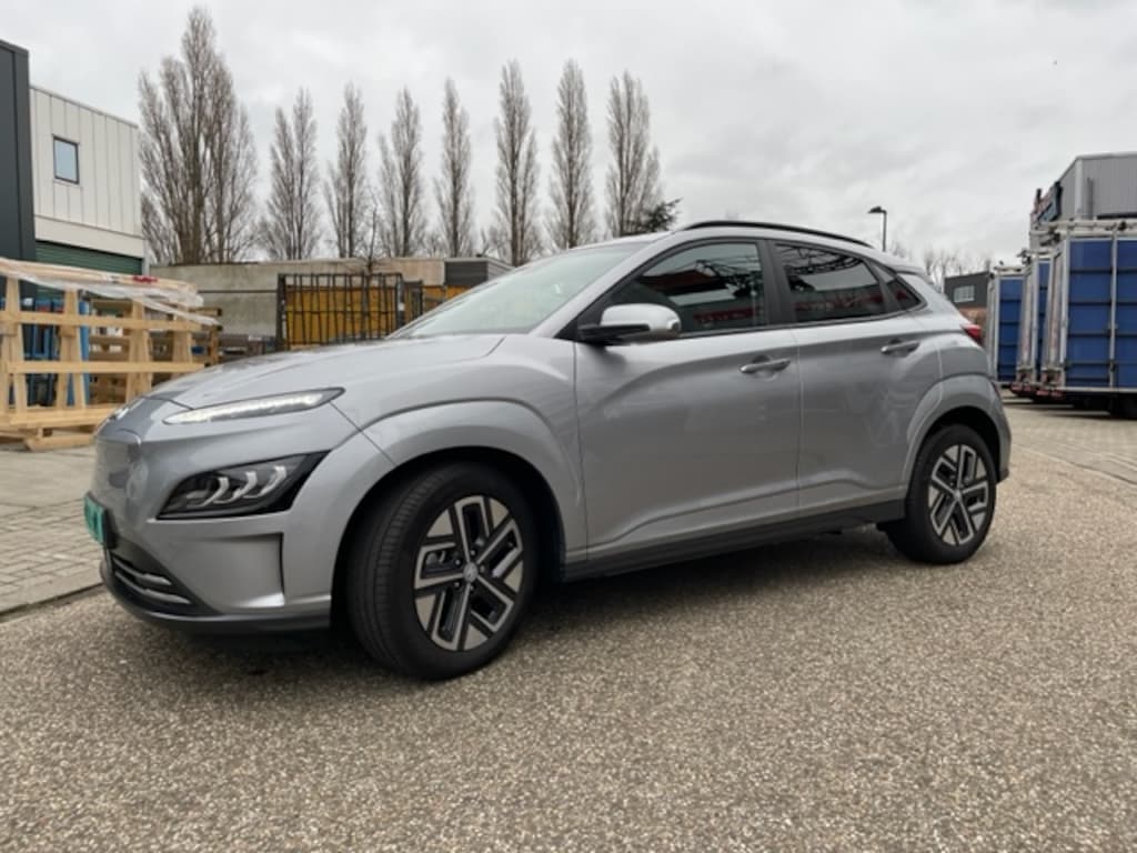 Hyundai Kona Electric 204 pk EV Premium Sky 64 kWh Auto is zo goed als nieuw