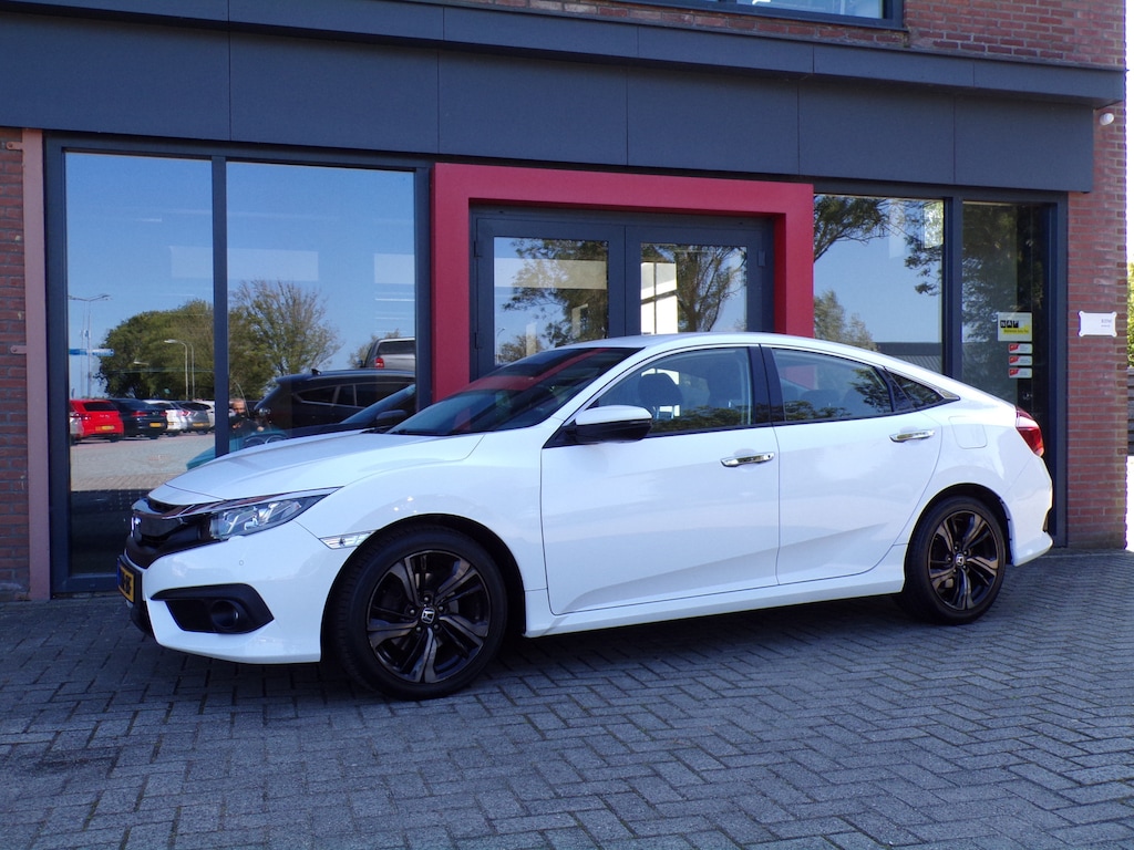 Honda Civic 1.5 i-VTEC Elegance Navi PDC Camera Bomvol!!!