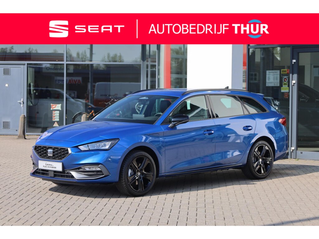 SEAT Leon Sportstourer 1.5 TSI e-Hybrid FR Business 204PK / 150kW, Achteruitrijcamera, 3-zone Climatronic, Apple Carplay & Android Auto, dodehoeksensor, adaptive cruise control, grootlichtassistent, keyless start, volledig digitaal instrumentenpaneel (Virtual Cockpit), black pack (18'' LMV zwart, spiegelkappen. achterspoiler & sideskirts uitgevoerd in zwart), parkeersensoren voor & achter (pdc)