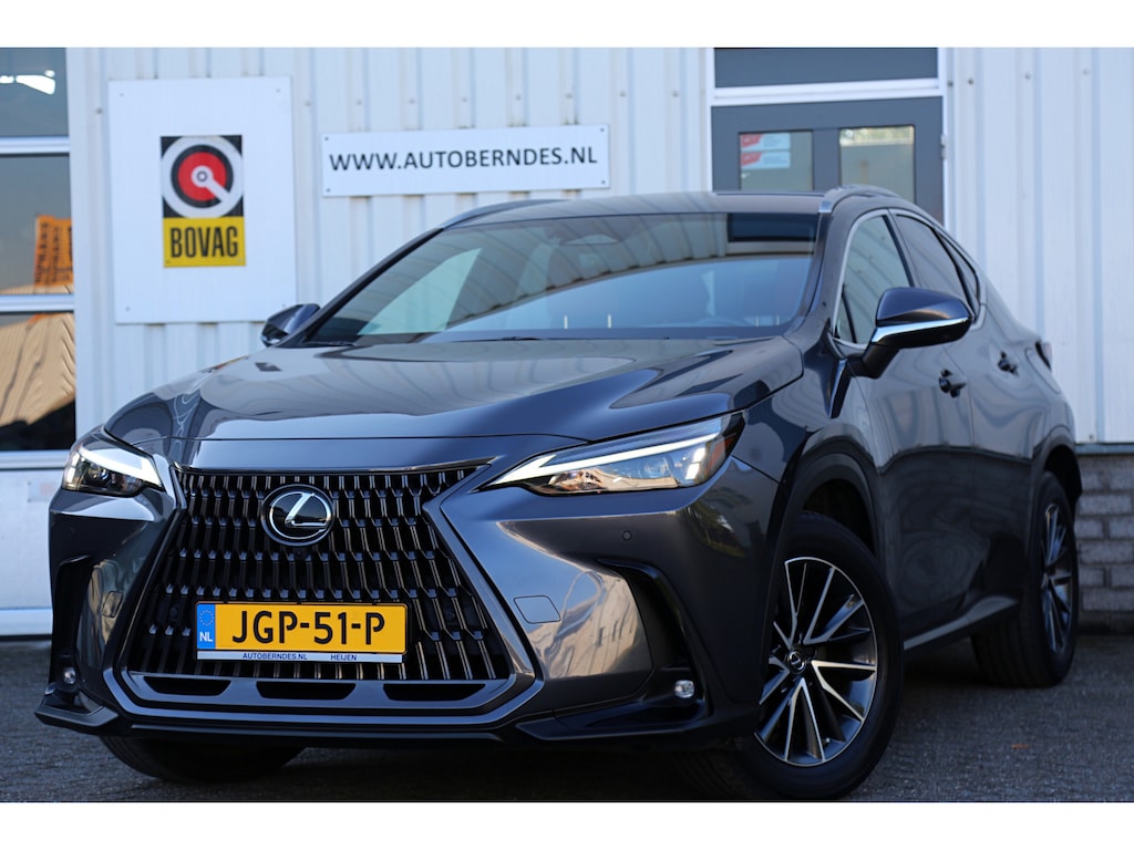 Lexus NX 350h*Fabrieksg.t/m06-2032!*1ste Eig.*Perfect Lexus Onderh.*BTW*ACC/360Camera/Stoelverw./Stuurwielverw./Leder/Dodehoek/Apple Carplay-Android/Keyless Entry+Go/Parkeersens.V+A/18 inch LM*