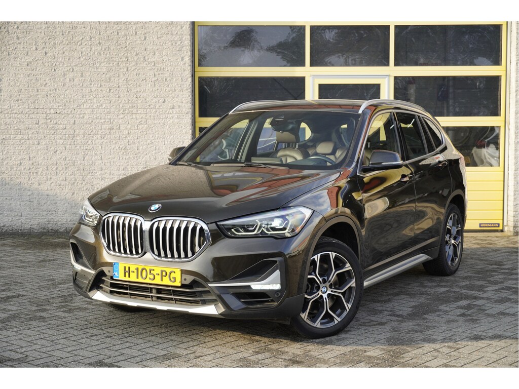 BMW X1 sDrive20i 192PK! Automaat VDL Nedcar Edition Executive BJ2020 Lmv 18" | Led | Pdc | Navi | Sideskirts | Head-Up display | Elek. achterklep | Climate control | Cruise control | Lederen bekleding | Verwarmde voorstoelen | Zwarte hemel | Getint glas