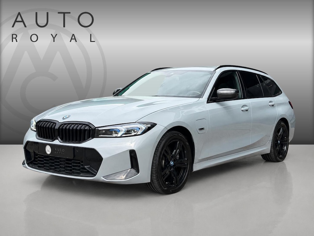 BMW 3-Serie 320e Touring M-SPORT | PANORAMADAK| LEDER SPORT INTERIEUR| HEAD-UP DISPLAY| BORDENHERKENNING| DODE HOEK DETECTIE| HERMANKARDON | AIROC/ECC | CRUISECONTROLL |  CAMERA | PARKEERSENSOREN |