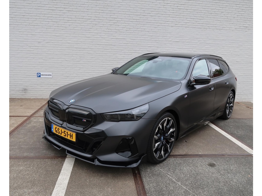 BMW i5 Touring (g61) M60 601pk xDrive Automaat I Individual I Panoramadak I Bowers & Wilkins I HUD I 21 Inch I M Sportpakket Pro I Elek. Wegkl. Trekhaak I LED I