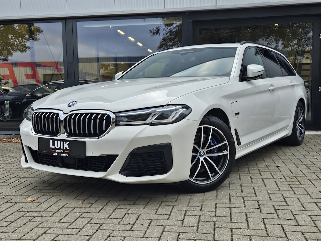 BMW 5-Serie Touring 530e High Executive + M-SPORT + LASER + PANO DAK + HARMAN KARDON + KEYLESS