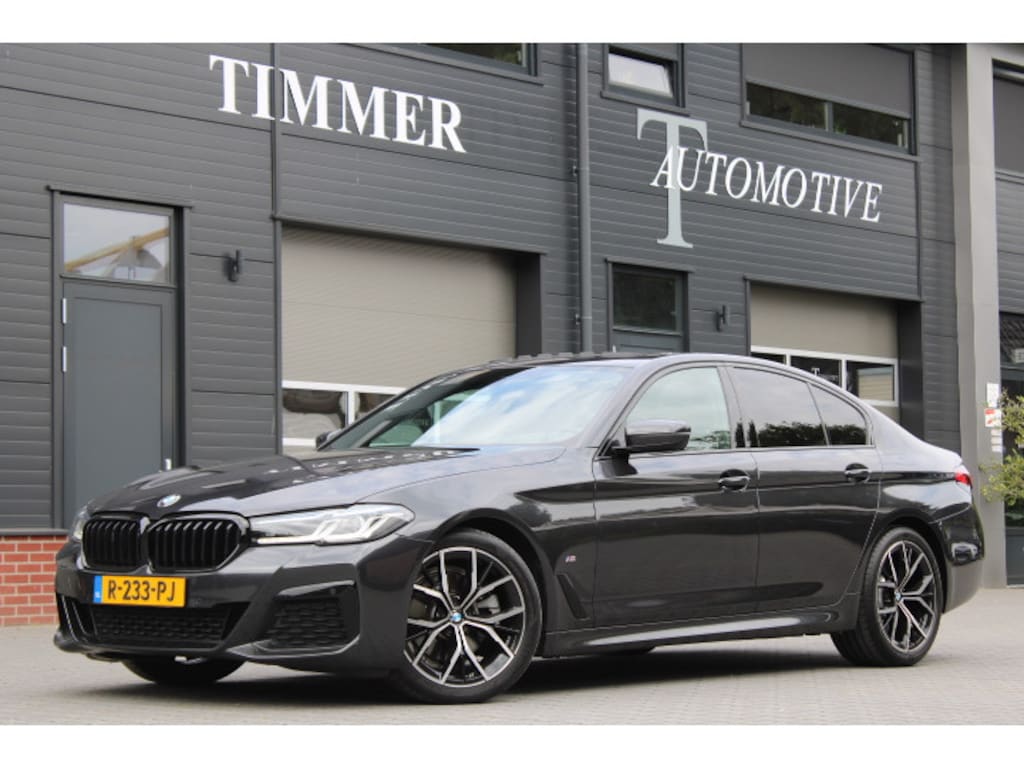 BMW 5-Serie 520i Business Edition Plus M-Sport - Schuif kanteldak - Laserlight - 19 inch- Lederen bekleding - Comfort zetels - Goed onderhouden - Nederlandse BMW