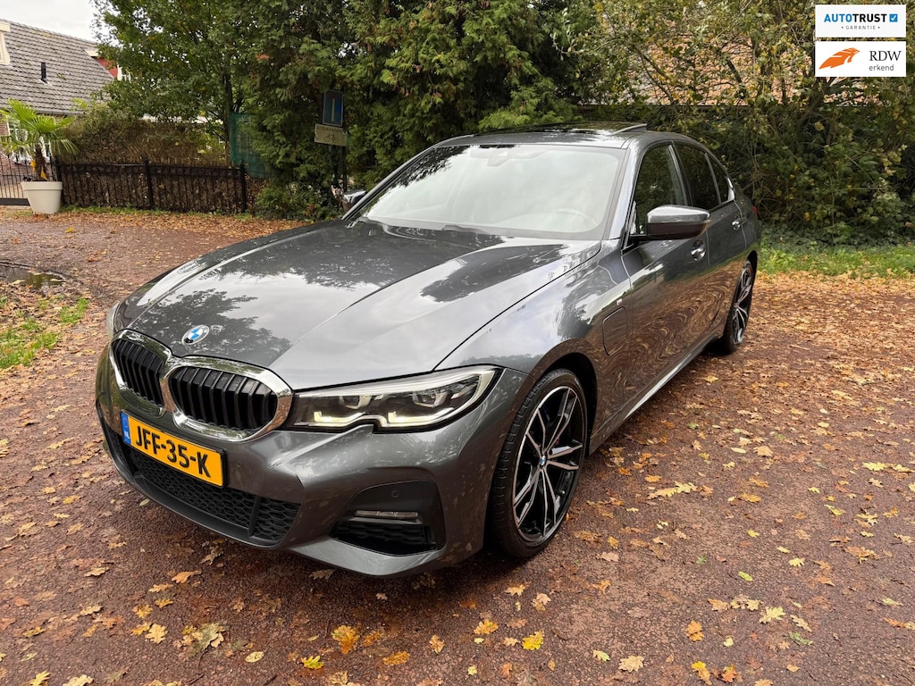 BMW 3-Serie 330e High Executive M-Sport / Navi / Xenon / schuifdak / leder