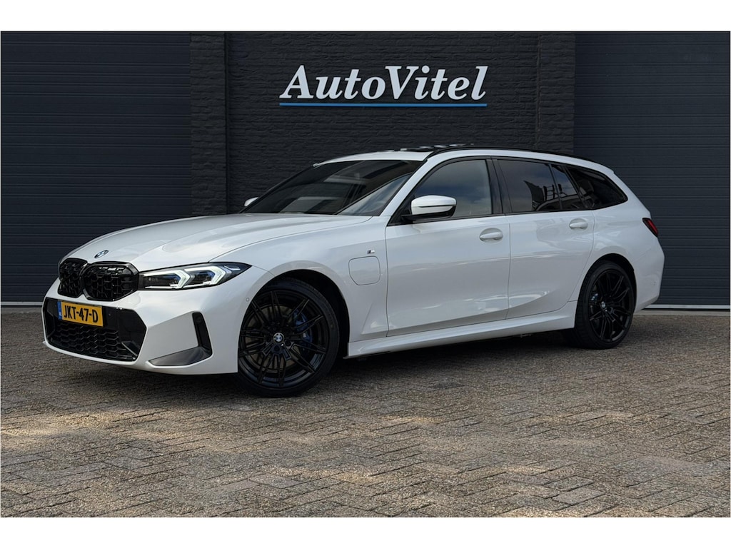 BMW 3-Serie Touring 330e M-Sport | 19,5 kWh Accu | Panodak | Head-Up | Memory | Trekhaak | 360° Camera | Fabrieksgarantie