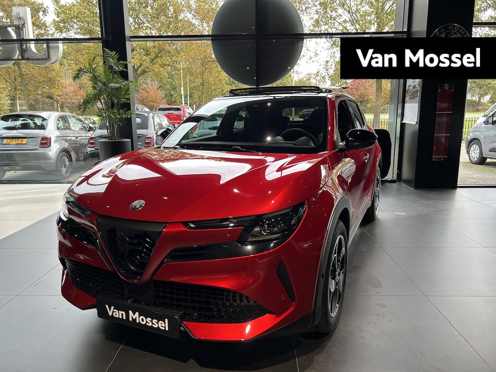 Alfa Romeo Junior Elettrica Speciale 54 kWh | Navigatie | Parkeersensoren | Camera | Elektrsich Schuifdak | LMV 18" | Cruise Controle | Climate controle |