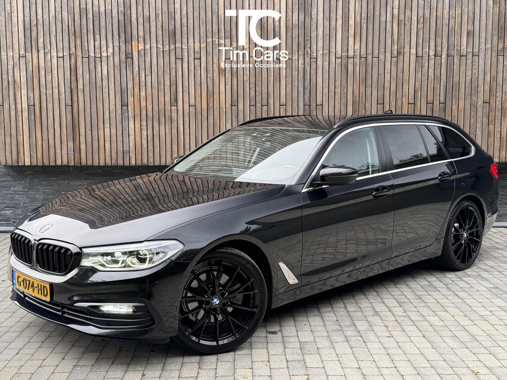 BMW 5-Serie Touring 520i High Executive Automaat | Apple CarPlay | Leren bekleding | Stoelverwarming | LED verlichting | Comfortstoelen met memory-functie | Draadloze telefoonlader | Achteruitrijcamera