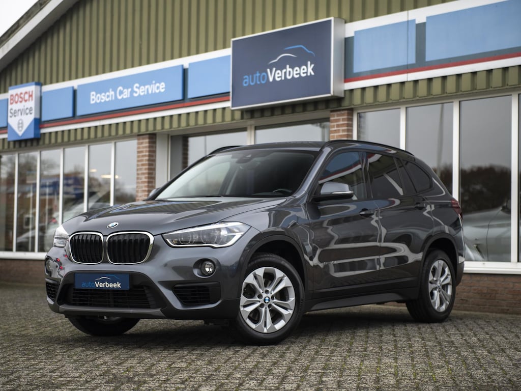 BMW X1 sDrive18iA Centennial Executive | LED | Navi | Trekhaak afneembaar | Stoelverwarming | Donker glas |
