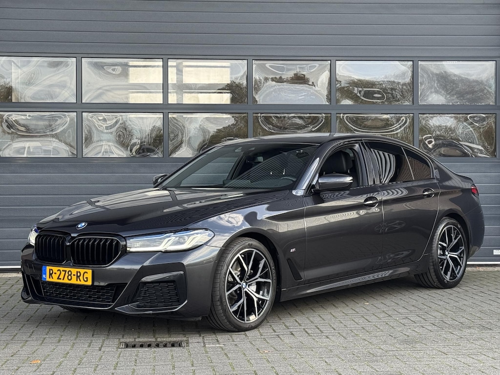 BMW 5-Serie 520i BUSINESS EDITION PLUS I M SPORTPAKKET I SCHUIFDAK I TREKHAAK I PARKING PACK I LASER LIGHTS