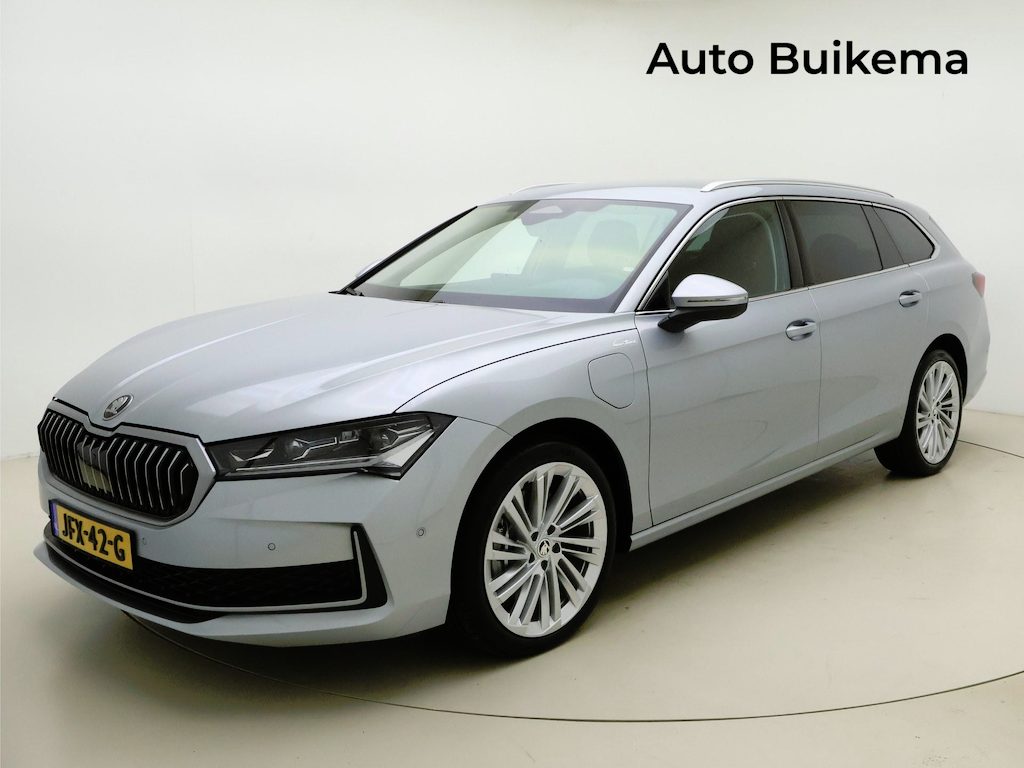 Skoda Superb Combi 1.5 TSI PHEV Laurin & Klement -Massagestoel -Trekhaak -HeadUp -Cruise Control Adaptief -Stoelventilatie -Verwarmd Stuur -Surround Camera -Matrix LED