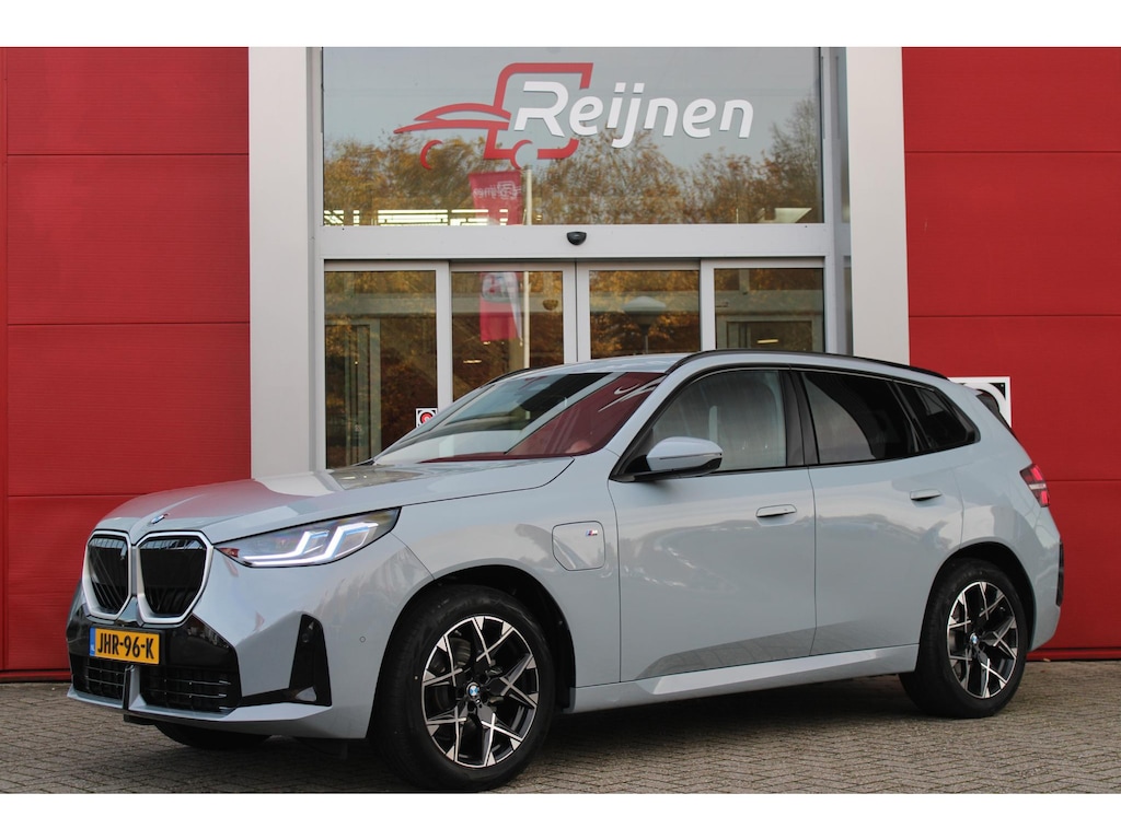 BMW X3 30e xDRIVE M-SPORT 299PK | M-SPORTPAKKET 337 MET O.A. M AERODYNAMICA PAKKET - SHADOWLINE RAAMOMLIJSTING - M-SPORT ONDERSTEL - M-INTERIEUR PAKKET - VEGANZA LEDEREN BEKLEDING - M-SPORT INTERIEURLIJSTEN - M-SPORTSTUUR - M ZWARTE HEMELBEKLEDING | PREMIUM PACK MET O.A. LENDESTEUN ELEKTRISCH VERSTELBAAR OP DE VOORSTOELEN - HARMAN KARDON PREMIUM ADIO - TRAVEL EN COMFORT SYSTEM - ADAPTIEVE FULL LED KOPLAMPEN | PROFESSIONAL PACK MET O.A. PARKING ASSISTANT PLUS - DRIVING ASSISTANT PLUS - INTERIEUR CAMERA - BMW LIVE COCKPIT PROFESSIONAL | ELEKTRISCHE VERSTELBARE SPORTSTOELEM MET GEHEUGEN EN STOELVERWARMING | COMFORT ACCES MET BMW DIGITAL KEY | ELEKTRISCH BEDIENBARE ACHTERKLEP | AMBIANCE VERLICHTING | LICHTPAKKET | VERWARMDE VOORRUITSPROEIERS | ALARMSYSTEEM KLASSE 3 | EXTRA GETINT GLAS ACHTER | HEAD UP DISPLAY | 360° CAMERA |