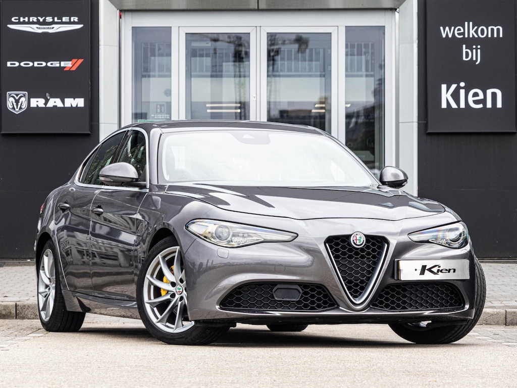 Alfa Romeo Giulia 2.0T Super | Xenon | 18" Velgen | half leder| Cruise Control