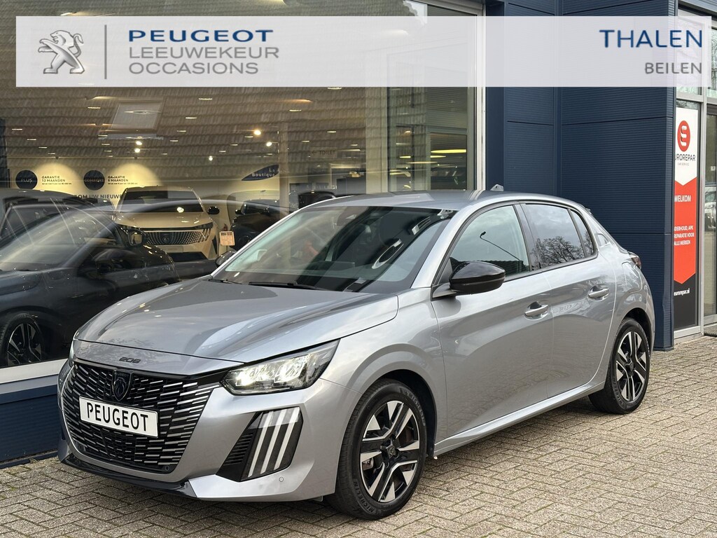 Peugeot 208 Allure 1.2 Turbo 100 PK 6-Bak | LED Koplampen | Facelift Model | Parkeersensoren Rondom | 10'' inch Touch Screen | Draadloze telefoon Navigatie via Apple Car play/ Android Auto | Cruise Control | Rijbaan Bewaking | Stuurwiel Bediening | Half Lederen Bekleding |
