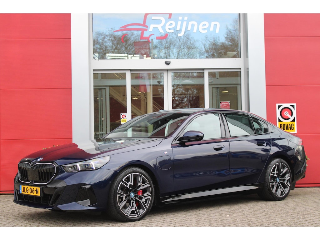 BMW 5-Serie 550e 490PK xDRIVE | M SPORT PRO | PANORAMA DAK | BOWERS & WILKINS PREMIUM AUDIOSYSTEM | MEESTURENDE ACHTERAS | STUUR VERWARMING | 20" LICHTMETALEN VELGEN | ICONIC GLOW GRILL | ZONNESCHERM ACHTERRUIT ELEKTRISCH | INTERIEURLIJSTEN M DONKERZILVER/CARBON FIBER  | DRIVING ASSISTANT PLUS | SHADOW LINE | INNOVATIE PAKKET | TRAVEL PAKKET | COMFORT PAKKET (AUTOMATISCHE AIRCONDITIONING 4 ZONES MET AUTOMATISCHE LUCHTCIRCULATIEFUNCTIE, STOELVERWARMING VOOR + ACHTER, STOELEN ELEKTRISCH VERSTELBAAR MET MEMORY, ACTIEVE STOELVENTILATIE VOOR) | BMW INDIVIDUAL LEER MERINO SILVERSTONE/ATLAS GRIJS | COMFORT ACCES | DRAADLOZE TELEFOONLADER | DRAADLOZE APPLE CARPLAY/ANDROID AUTO | NAVIGATIE PROFFESIONAL | SFEER VERLICHTING | 360° CAMERA | ELEKTRISCH BEDIENBARE ACHTERKLEP | HEAD UP DISPLAY | ELEKTRISCH BEDIENBAAR STUURKOLOM | BMW INDIVIDUAL TANSANIT BLAU |