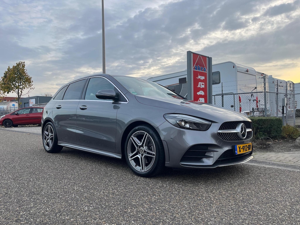 Mercedes-Benz B-klasse 200 Business Solution AMG | 360° Camera | Trekhaak | Adaptive Cruise Control | Elektrische achterklep | Alcantara/Leder | Elektrisch verstelbare stoelen