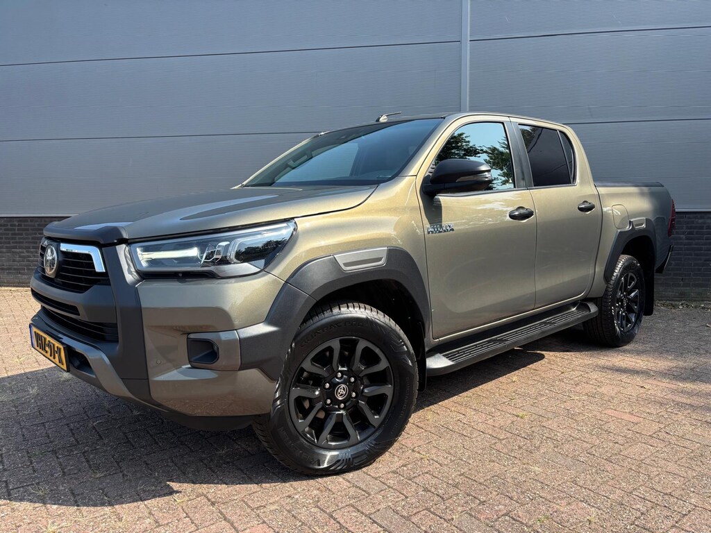 Toyota Hilux 2.8 D-4D Double Cab Invincible Navigatie Lederbekleding Stoel-verwarming JBL audio 2 persoons