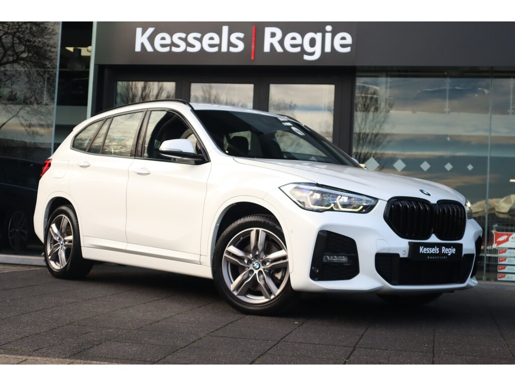 BMW X1 xDrive25e M-sport | Trekhaak | Ambient | LED | DAB | Sensoren | Stoelverwarming