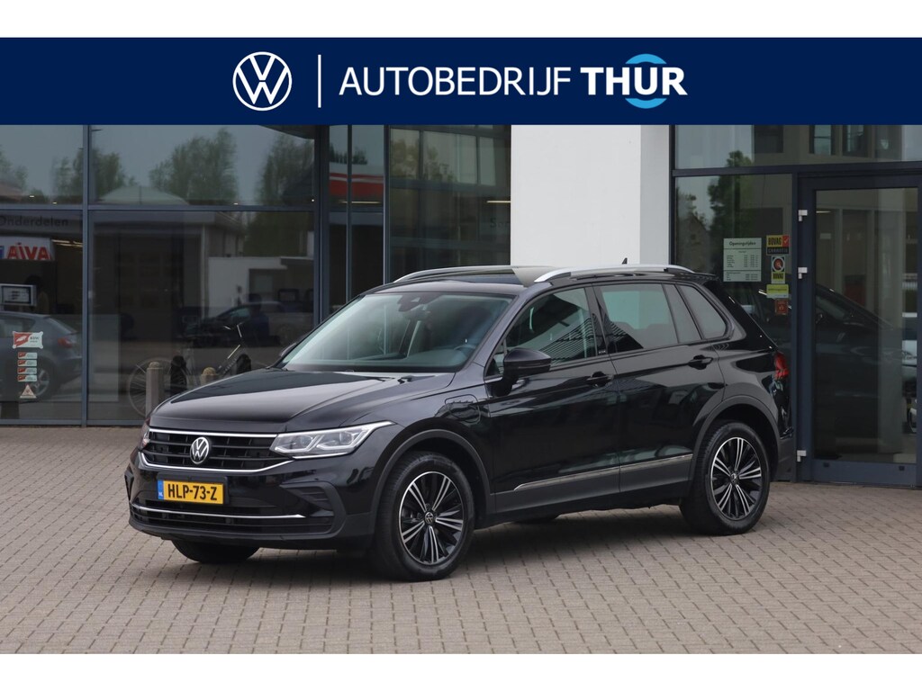 Volkswagen Tiguan 1.4 TSI eHybrid Active PL €653 p/m* | SOH 88,27% | 245PK / 180kW DSG, Wegklapbare trekhaak, achteruitrijcamera (rear view), elektrische achterklep (easy open en close), 18" 'Nizza' LMV, LED Matrix (IQ.Lights), alarm klasse III, keyless start & entry, rondomzicht camera (area view), privacy glas, digital cockpit pro, draadloos telefoon laden, draadloos Apple Carplay / Android Auto, dynamische richtingaanwijzers, elektrisch verstel-, verwarm- en inklapbare buitenspiegels (spiegel pakket), voorstoelen verwarmbaar, lederen verwarmbaar multifunctioneel stuurwiel, adaptieve cruise control (acc) met stop & go