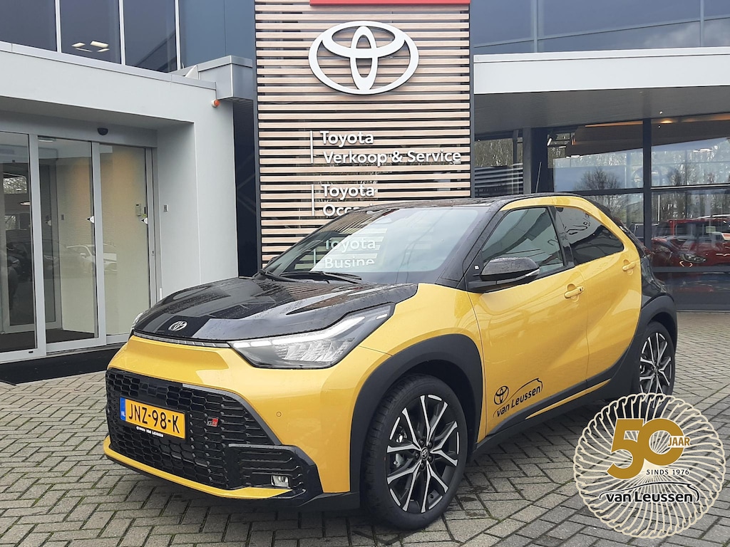 Toyota Aygo X HYBRID 115 GR-SPORT JBL-AUDIO STOELVERW KEYLESS PARK-SENSOREN 18"LM-VELGEN AD-CRUISE DRAADLOOS-LADEN BI-TONE