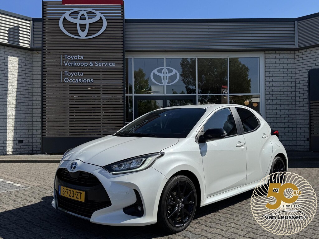 Toyota Yaris 1.5 HYBRID EXECUTIVE NL-AUTO 17'' LM-VELGEN BSM HALF-LEDER STOELVERW PARK-SENSOREN NAVI LED KEYLESS