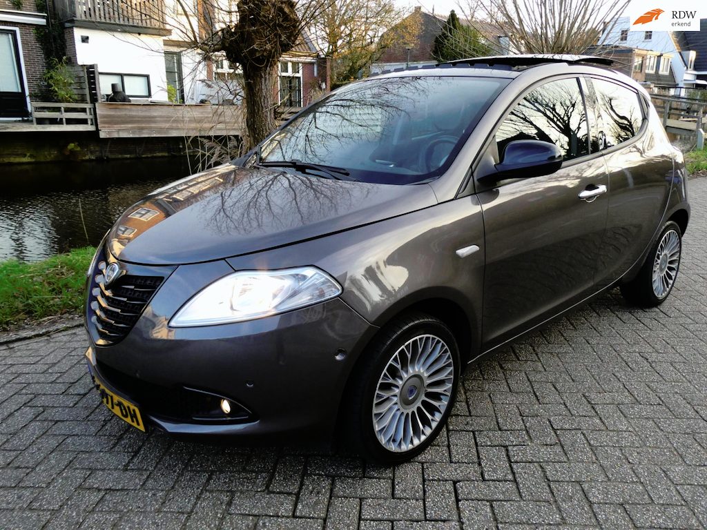 Lancia Ypsilon 0.9 Platinum 86pk Automaat Clima Leder Schuifdak 145.000km.