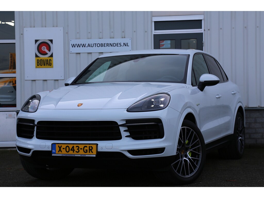 Porsche Cayenne 3.0 E-Hybrid 462PK Plug in*Perfect Onderh.*Luchtvering/PASM/Black Pack/Sportuitlaat/Sport Chrono/Apple Carplay-Android/Standkachel/Elek. Klep./Camera/Rijstrook/Stoelverw./LED/DAB/Parkeersens.V+A/21 inch LM*