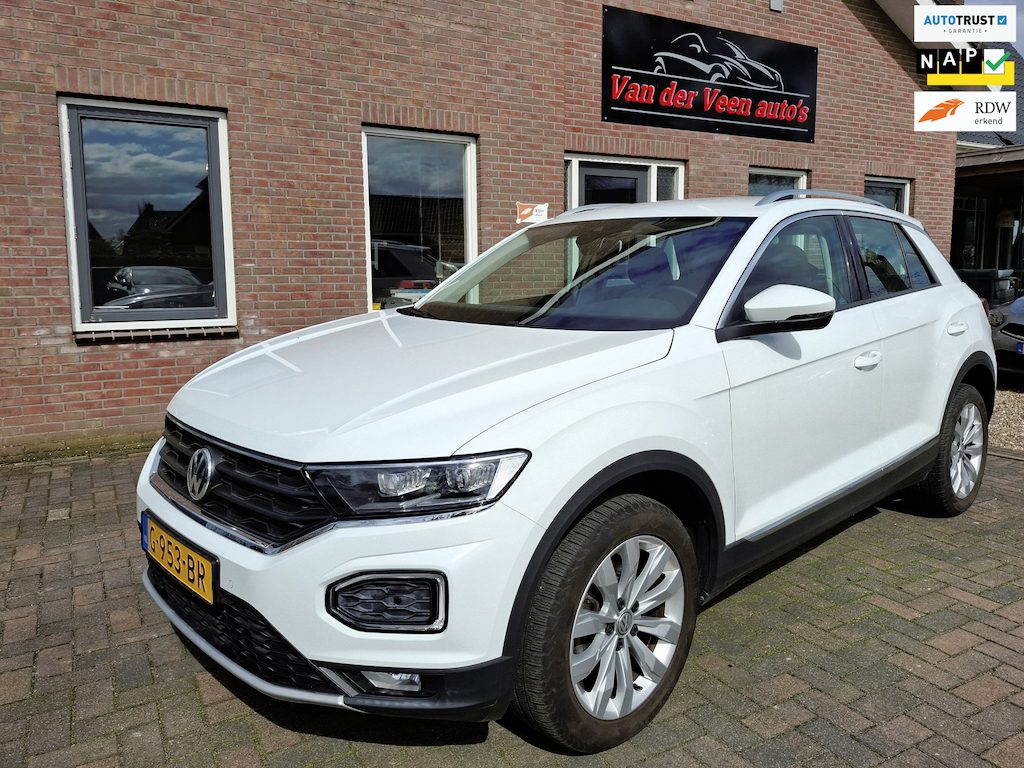 Volkswagen T-Roc 1.5 TSI Sport. volledig leder, dealer onderhouden, stoelverw., navi, carplay, adap.cruise, etc, incl garantie.