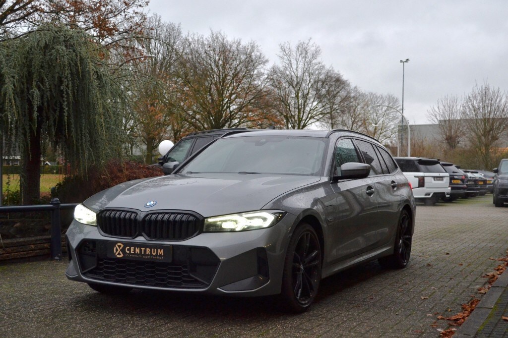 BMW 3-Serie 330e M-Sport / Pano / Leder