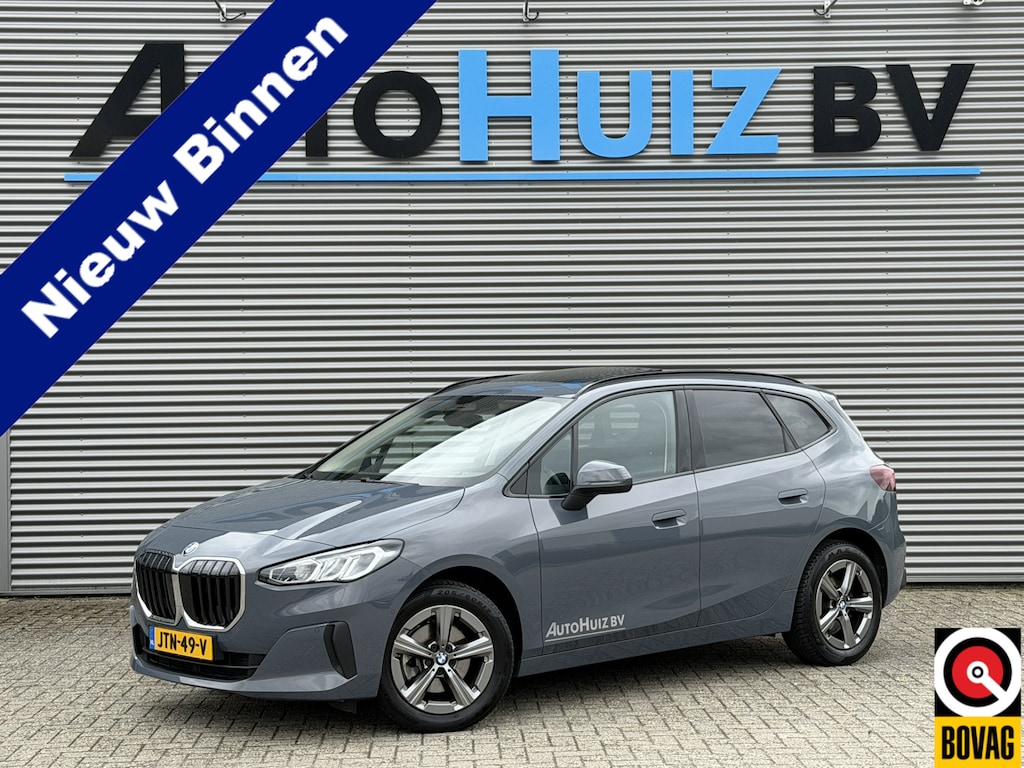 BMW 2-Serie Active Tourer 218i Trekhaak Panoramadak Stuurwielverwarming Stoelverwarming LED Achteruitrijcamera Keyless Entry Carplay