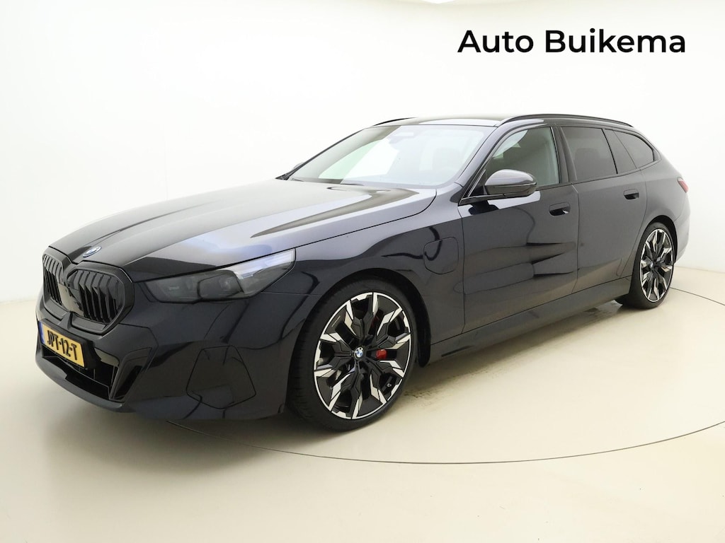 BMW 5-Serie Touring 550e xDrive M Sport PRO -Bowers & Wilkins -Stoelventilatie -Carbon Pakket -Trekhaak -Stoelverwarming Achter -Pano Dak -Iconic Glow