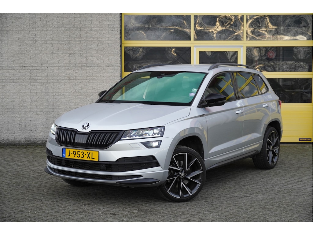 Skoda Karoq 1.5 TSI 150PK! Automaat Sportline Business BJ2020 Lmv 19" | Led | Pdc | Navi | Keyless entry | Elek. trekhaak/achterklep | Verwarmd voorruit | App-Connect | Virtual cockpit | Dashboard verlichting | Sportstoelen | Verwarmde voorstoelen/stuurwiel