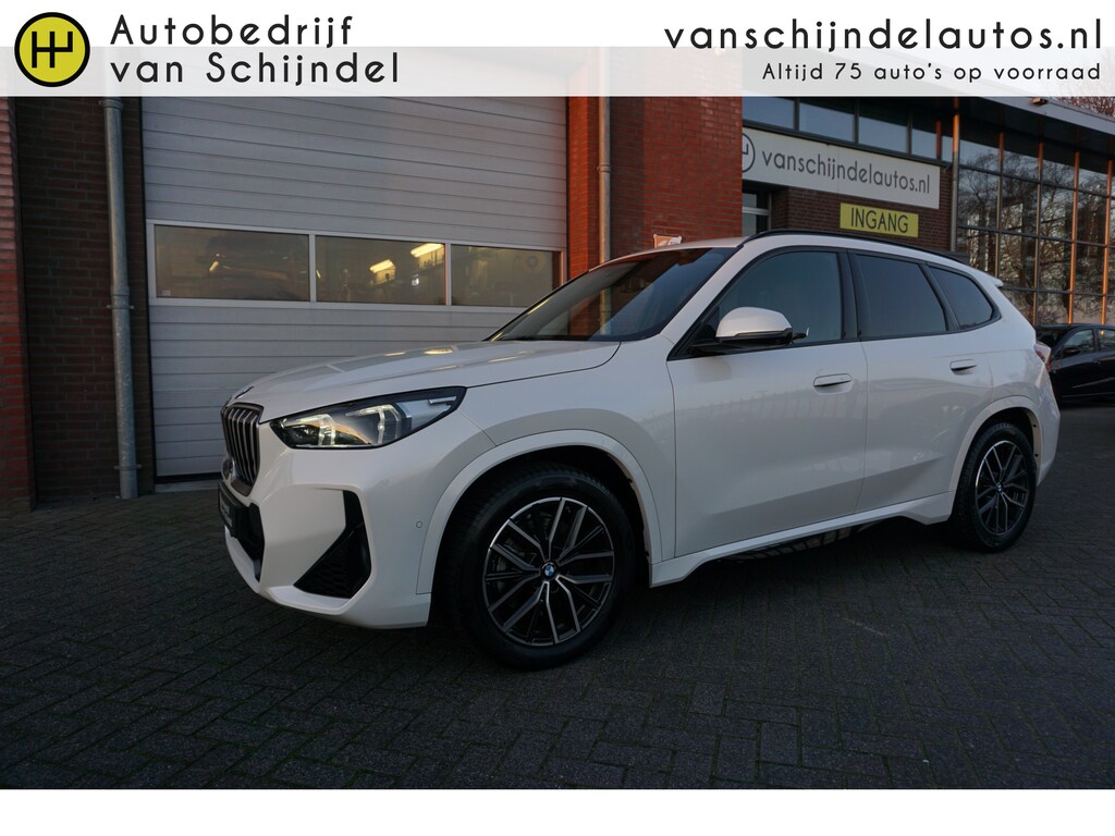 BMW X1 23I 204PK M-SPORT SUPER NETTE STAAT VOLLEDIG DEALER ONDERHOUDEN ELECTR.TREKHAAK 360CAMERA ZWARTE HEMEL VOL LEDER STOELVERWARMING CRUISE CLIMA KEYLESS ELECTR.KLEP LMV FULL LED ENZ...