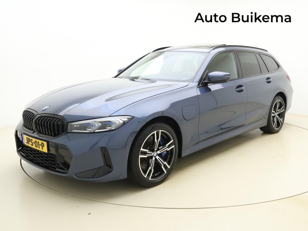 BMW 3-Serie Touring 330e M Sport -HeadUp -Pano Dak -Trekhaak -Harman/Kardon -M Sportrem Rood -Verwarmd Stuur -Stoelen Elektr Memory -Adaptief M Onderstel